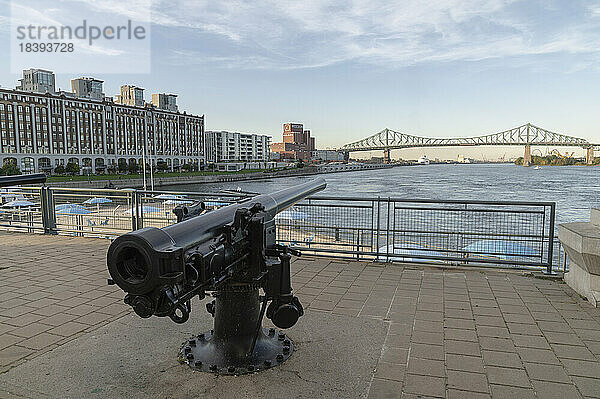 Kanone mit Blick auf den St. Lawrence-Strom und die Jacques-Cartier-Brücke  Montreal  Quebec  Kanada  Nordamerika