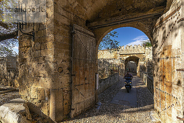 Blick auf das Tor von Amboise  Altstadt von Rhodos  UNESCO-Weltkulturerbe  Rhodos  Dodekanes  Griechische Inseln  Griechenland  Europa