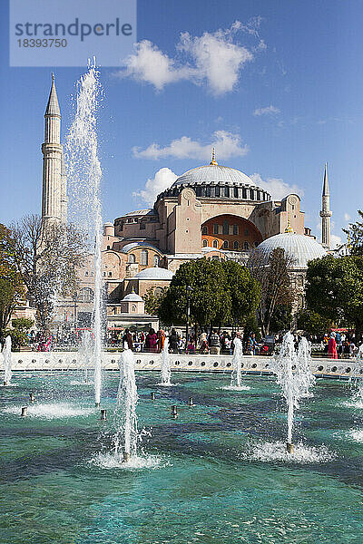 Wasserfontäne  Große Moschee Hagia Sophia  360 n. Chr.  UNESCO-Weltkulturerbe  Istanbul  Türkei  Europa