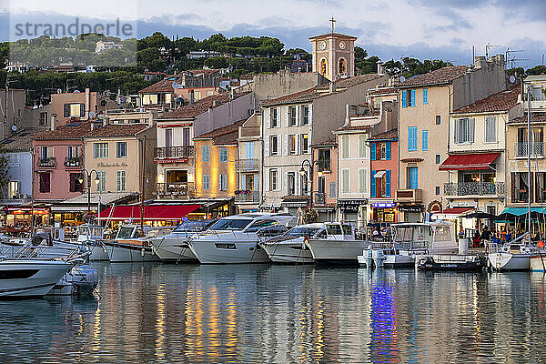 Der Hafen von Cassis in der Abenddämmerung  Cassis  Bouches du Rhone  Provence-Alpes-Cote d'Azur  Frankreich  Westeuropa