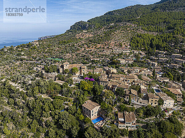 Luftaufnahme des Bergdorfs Deia  Serra de Tramuntana  UNESCO-Weltkulturerbe  Mallorca  Balearen  Spanien  Mittelmeer  Europa