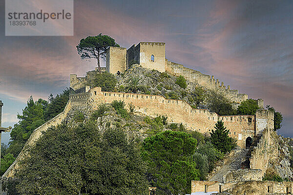Burg Xativa in der Abenddämmerung  310 Meter über der heutigen Stadt  Xativa  Valencia  Spanien  Europa