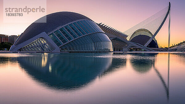 Hemisferic  Stadt der Künste und Wissenschaften bei Sonnenaufgang  Valencia  Spanien  Europa