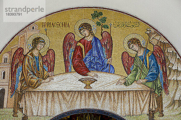 Mosaik mit der Darstellung der Dreifaltigkeit  Melkitische (griechisch-katholische) Kathedrale St. Paul  Harissa  Libanon  Naher Osten