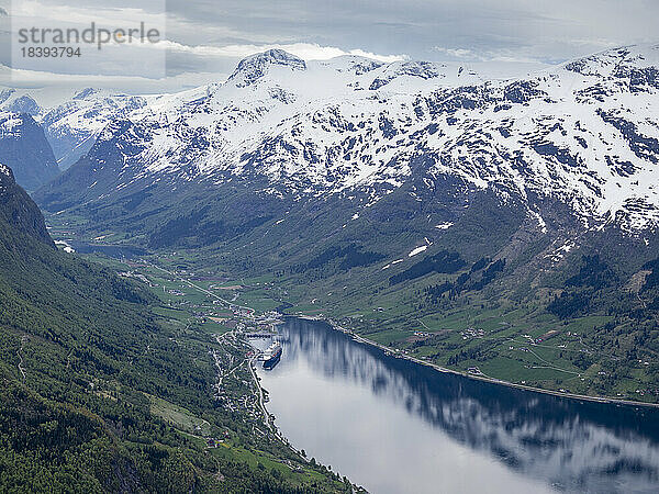 Blick auf die Stadt Loen von der Seilbahn Loen Skylift vom Berg Hoven über dem Nordfjord in Stryn  Vestland  Norwegen  Skandinavien  Europa