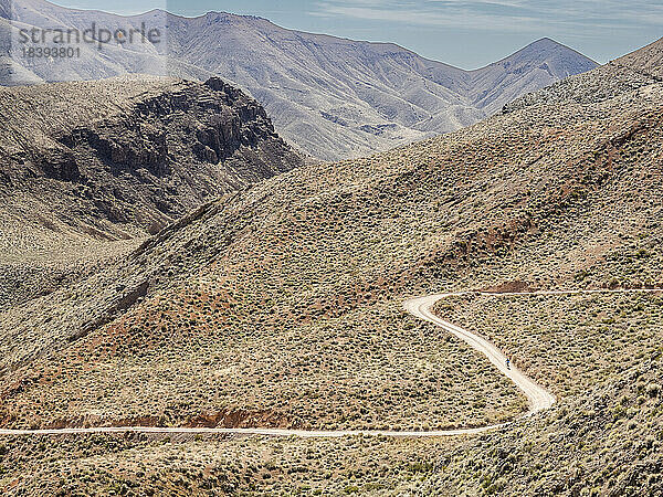 Ein Mountainbiker im Titus Canyon im Death Valley National Park  Kalifornien  Vereinigte Staaten von Amerika  Nordamerika