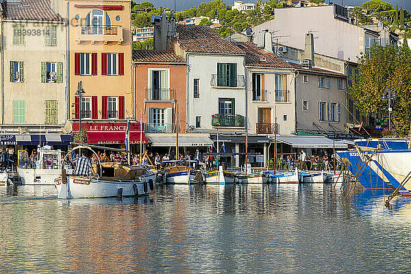 Der Hafen von Cassis  Cassis  Bouches du Rhone  Provence-Alpes-Cote d'Azur  Frankreich  Westeuropa