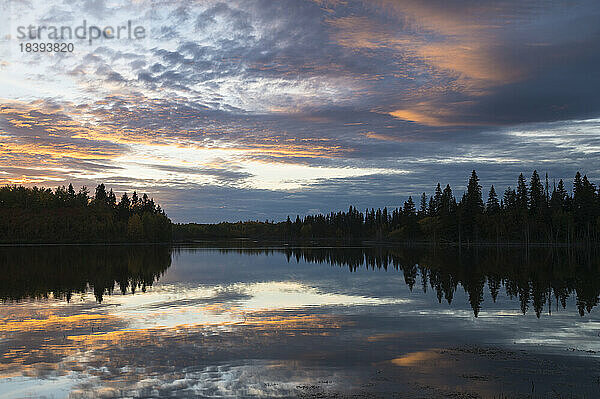Sonnenuntergang im Herbst am Astotin Lake  Elk Island National Park  Alberta  Kanada  Nordamerika