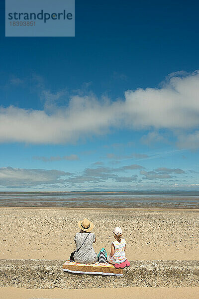 Mutter und Tochter am Strand  Fleetwood  Lancashire  England  Vereinigtes Königreich  Europa