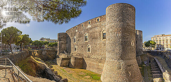 Blick auf Castello Ursino  Catania  Sizilien  Italien  Mittelmeer  Europa
