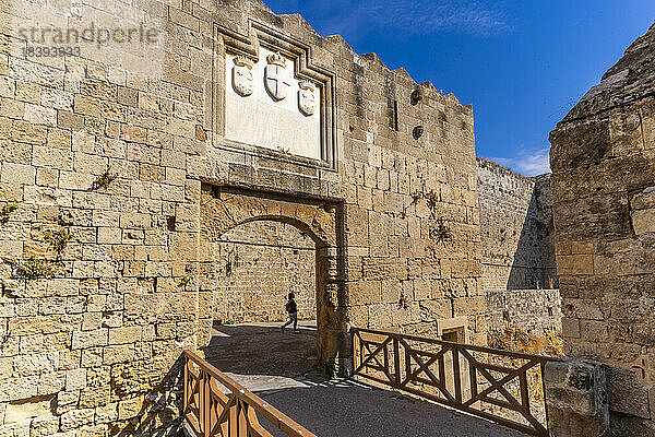 Blick auf das Tor des Heiligen Athanasios  Altstadt von Rhodos  UNESCO-Weltkulturerbe  Rhodos  Dodekanes  Griechische Inseln  Griechenland  Europa