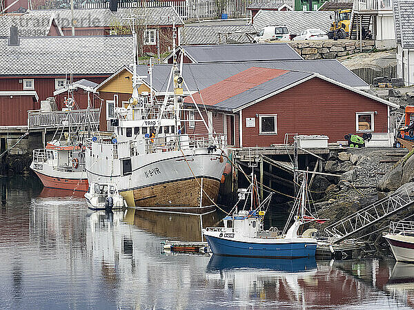 Ein Blick auf die Stadt Reine  ein Fischerdorf auf Moskenesoya im Lofoten-Archipel  Norwegen  Skandinavien  Europa