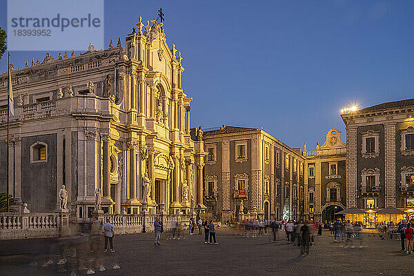 Blick auf den Dom von Sant'Agata auf der Piazza Duomo in der Abenddämmerung  Catania  Sizilien  Italien  Mittelmeer  Europa