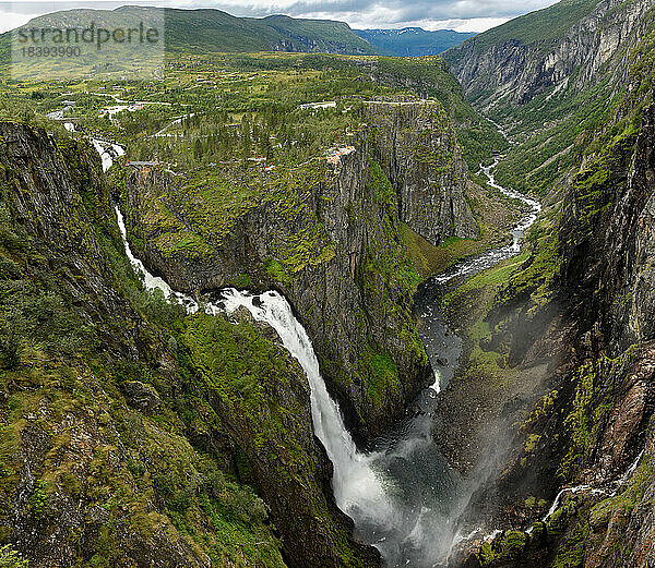 Voringsfossen  mit 165m Fallhöhe  oberhalb des Dorfes Eidfjord  Hardangerfjord  Norwegen  Skandinavien  Europa