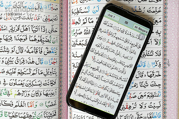 Digitaler Koran auf Smartphone und traditionellem Papier Heiliger Koran  Papier und digitaler Koran  Al-Serkal-Moschee  Kambodscha  Indochina  Südostasien  Asien