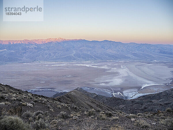 Sonnenaufgang über Badwater Basin  Telescope Peak von Dante's View im Death Valley National Park  Kalifornien  Vereinigte Staaten von Amerika  Nordamerika