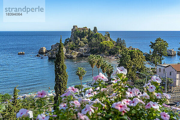 Blick auf Isola Bella und Strand an einem sonnigen Tag  Mazzaro  Taormina  Sizilien  Italien  Mittelmeer  Europa