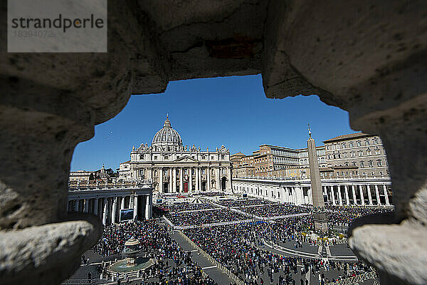Papst Franziskus leitet den Palmsonntag  den letzten Sonntag der Fastenzeit  den Beginn der Karwoche  St. Peters  UNESCO-Weltkulturerbe  Vatikan  Rom  Latium  Italien  Europa