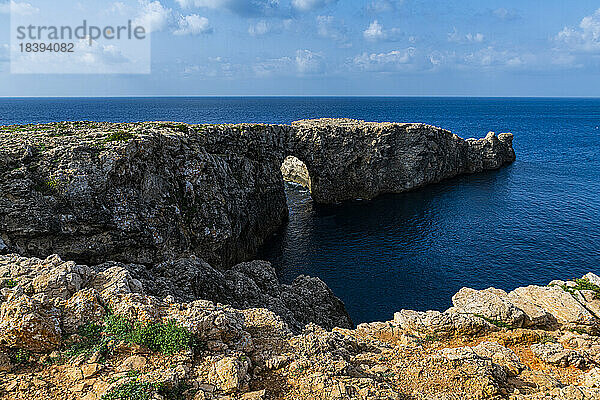 Natürlicher Bogen  Pont d'en Gil  Menorca  Balearische Inseln  Spanien  Mittelmeer  Europa