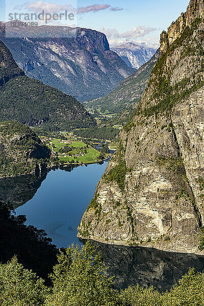 Aurlandsdalen  mit dem See Vassbygdi und dem Aurlandsfjord in der Ferne  Teil des Sognefjords  Norwegen  Skandinavien  Europa