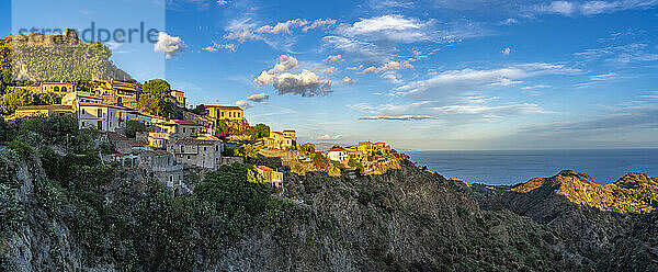 Blick auf die Stadt Savoca und das Mittelmeer bei Sonnenuntergang  Savoca  Messina  Sizilien  Italien  Europa