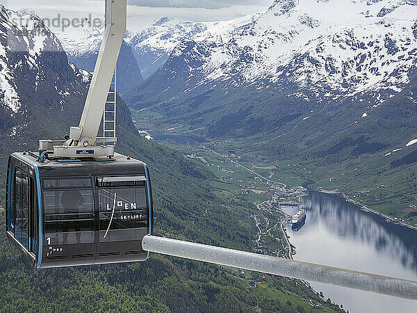 Ein Blick auf die Seilbahn Loen Skylift vom Berg Hoven über dem Nordfjord in Stryn  Vestland  Norwegen  Skandinavien  Europa