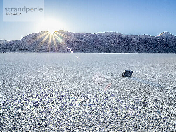 Ein sich bewegender Felsen am Racetrack  einem ausgetrockneten Seebett  im Death Valley National Park  Kalifornien  Vereinigte Staaten von Amerika  Nordamerika
