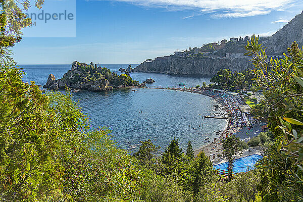 Blick auf Isola Bella und Strand an einem sonnigen Tag  Mazzaro  Taormina  Sizilien  Italien  Mittelmeer  Europa