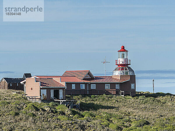 Der Leuchtturm von Kap Hoorn und die kleine Kapelle am Kap Hoorn  Nationalpark Cabo de Hornos  Insel Hornos  Chile  Südamerika