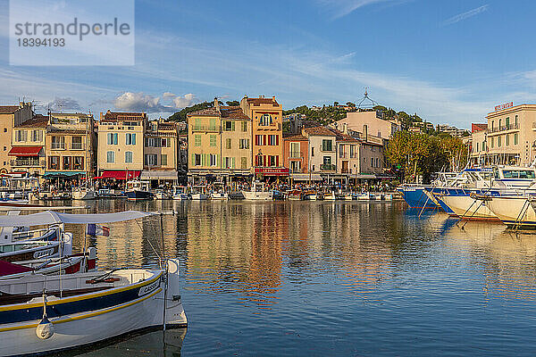 Der Hafen von Cassis  Cassis  Bouches du Rhone  Provence-Alpes-Cote d'Azur  Frankreich  Westeuropa