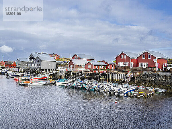 Blick auf den Hafen von Nes auf der Insel Vega  eine von etwa 6500 Inseln und Schären im Vega-Archipel  Norwegen  Skandinavien  Europa