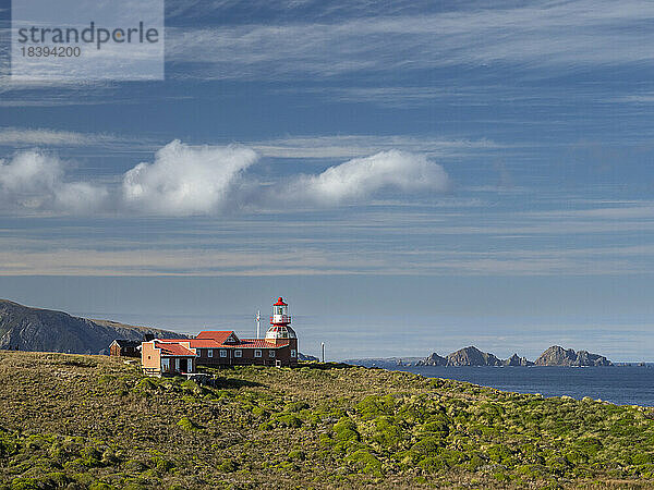 Der Leuchtturm von Kap Hoorn und die kleine Kapelle am Kap Hoorn  Nationalpark Cabo de Hornos  Insel Hornos  Chile  Südamerika