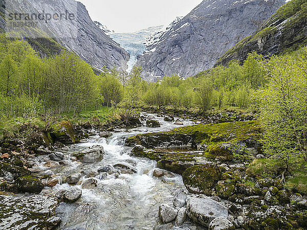 Strom aus der Schmelze des Briksdal-Gletschers  einem der bekanntesten Arme des Jostedalsbreen-Gletschers  Vestland  Norwegen  Skandinavien  Europa