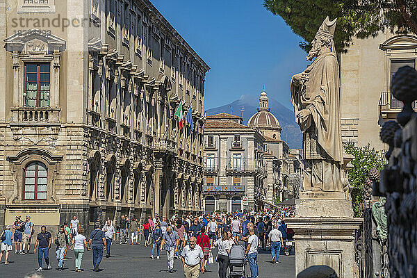 Blick auf die Piazza Duomo und den Ätna im Hintergrund  Catania  Sizilien  Italien  Mittelmeer  Europa