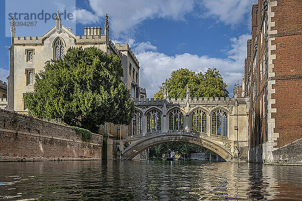 Seufzerbrücke und St. Johns College vom Fluss Cam aus  Universität Cambridge  Cambridge  Cambridgeshire  England  Vereinigtes Königreich  Europa