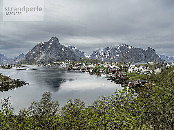 Ein Blick auf die Stadt Reine  ein Fischerdorf auf Moskenesoya im Lofoten-Archipel  Norwegen  Skandinavien  Europa