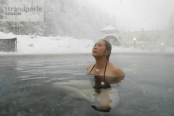 Thermalbad Saint-Gervais Mont-Blanc  Frau genießt Kur- und Wellnessbehandlung im Winter  Haute Savoie  Frankreich  Europa