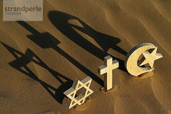 Religiöse Symbole des Katholizismus  Islam  Judentum  interreligiöses Spiritualitätskonzept  Vereinigte Arabische Emirate  Naher Osten