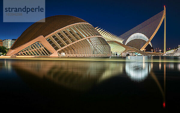 Hemisferic  Stadt der Künste und Wissenschaften zur blauen Stunde  Valencia  Spanien  Europa