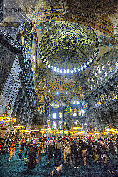 Innenraum  Große Moschee Hagia Sophia  360 n. Chr.  UNESCO-Weltkulturerbe  Istanbul  Türkei  Europa
