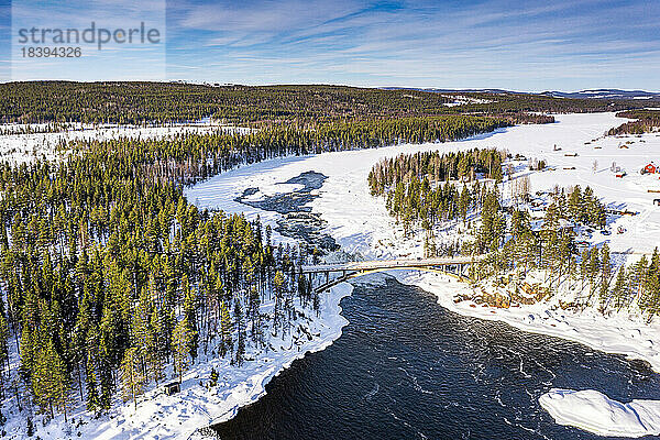 Luftaufnahme der Brücke über dem malerischen Wasserfall Jockfall im Winter  Overkalix  Provinz Norrbotten  Lappland  Schweden  Skandinavien  Europa