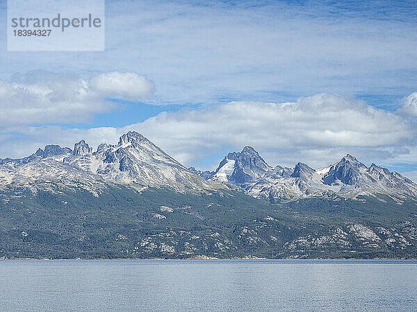 Blick auf das Andengebirge und den Notofagus-Wald am Lago Acigami  Feuerland  Argentinien  Südamerika