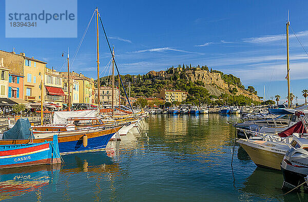 Der Hafen von Cassis  Cassis  Bouches du Rhone  Provence-Alpes-Cote d'Azur  Frankreich  Westeuropa