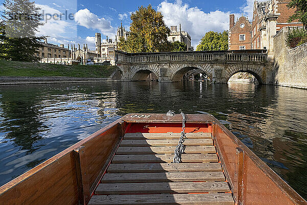 Stocherkahn in Richtung Kitchen Bridge und St. John's College auf dem Fluss Cam  Cambridge  Cambridgeshire  England  Vereinigtes Königreich  Europa