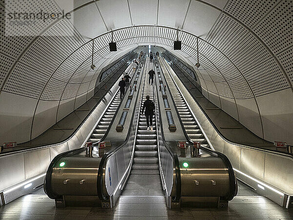 Rolltreppe auf der Elizabeth Line  London  England  Vereinigtes Königreich  Europa
