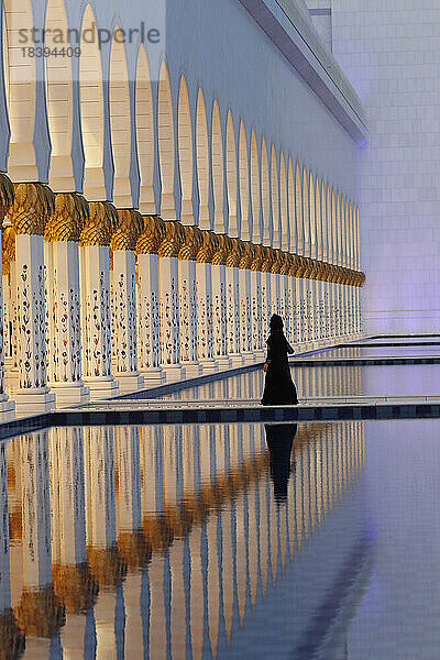 Muslimische Frau in schwarzer Abaya in der Großen Scheich-Zayed-Moschee  Moschee mit 1096 Säulen an der Außenseite  Abu Dhabi  Vereinigte Arabische Emirate  Naher Osten