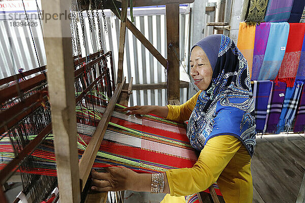 Frau arbeitet an einem alten Seidenwebstuhl  Chau Doc  Vietnam  Indochina  Südostasien  Asien