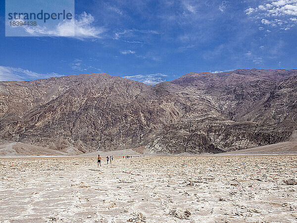 Die Salzwiesen von Badwater Basin  der tiefste Punkt in Nordamerika  Death Valley National Park  Kalifornien  Vereinigte Staaten von Amerika  Nordamerika