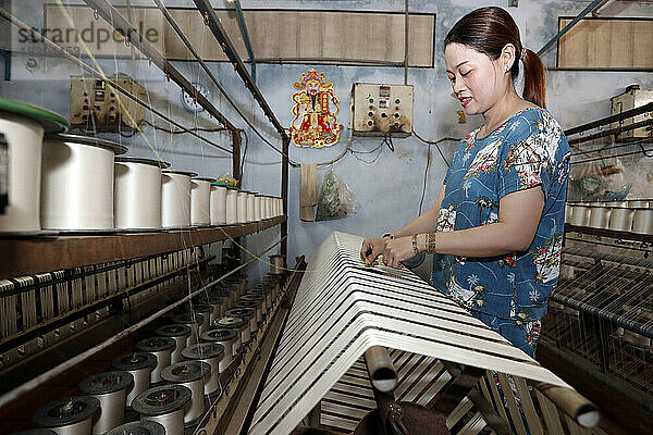Frau arbeitet in einer traditionellen Seidenfabrik  Tan Chau  Vietnam  Indochina  Südostasien  Asien