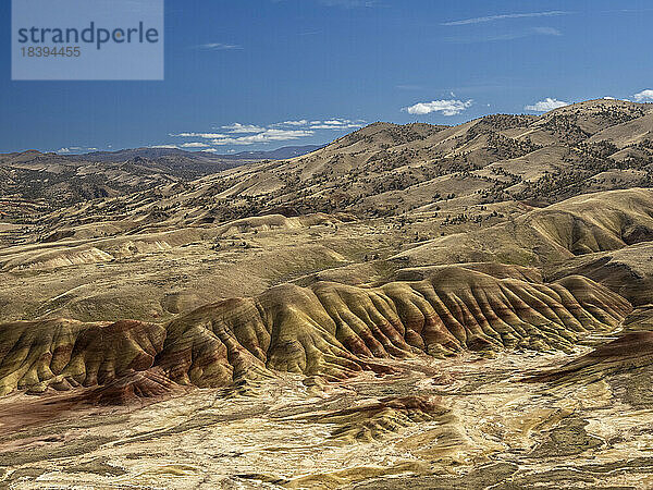 Die Painted Hills  aufgeführt als eines der Sieben Wunder von Oregon  John Day Fossil Beds National Monument  Oregon  Vereinigte Staaten von Amerika  Nordamerika